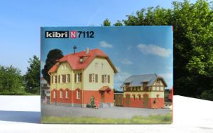 KIBRI 7112, Bausatz Eisenbahner-Wohnhaus mit Nebengebäude.