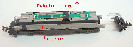 Platine nach rechts schieben und herausheben.