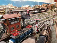 Salfred-Süd Bahnhof Blick auf die westliche Ausfahrt mit Hauptstrecke nach Kellerstadt und Salfred-West Bahnhof im Hintergrund