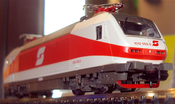 Minitrix zeigt ÖBB 1012 und 19,9 m-Wagen
