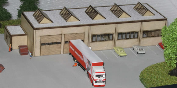Bahnhaus mit neuen Bausatz-Varianten