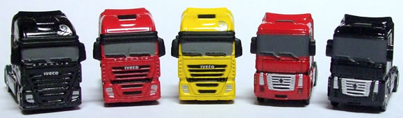 Iveco Stralis und Renault Magnum als 1:160-Schl&uuml;sselanh&auml;nger von Universal Hobbies