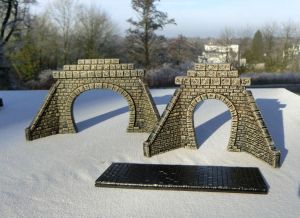2x Faller Tunnelportal, 1- und 2-gleisig, lasiert/graniert, 45 mm Durchfahrtshöhe.