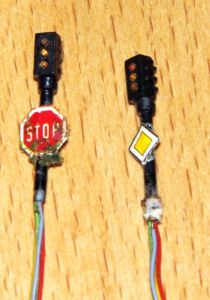 zwei Ampeln & Telefonzelle mit LED-Beleuchtung