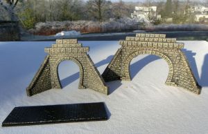 2x Faller Tunnelportal, 1- und 2-gleisig, lasiert/graniert, 45 mm Durchfahrtshöhe.