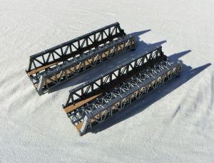 2 Stück VOLLMER N 7800, Vorflutbrücke eingleisig, 150 x 40 x 30 mm. Beide Modelle lackiert.