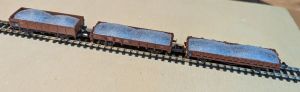Spur N - 3er Set Niederbordwagen TRIX - beladen mit Schotter - DB