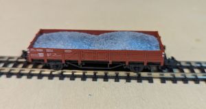 Spur N - Niederbordwagen Fleischmann 8200- beladen mit Schotter - DB, Epoche IV
