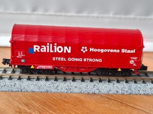 4-achsiger Schiebeplanenwagen Bauart Shimms-ttu722 der Railion / Hoogovens Staal "Steel going strong