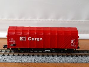 4-achsige Schiebeplanenwagen Bauart Shimms der DB Cargo mit 4 unterschiedlichen Betriebsnummern