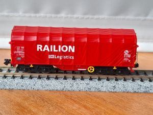 Vier 4-achsige Schiebeplanenwagen Shimms-ttu722 der Railion DB Logistics