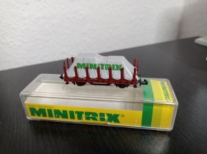 Rungenwagen, 2-achsig, braun, mit Plane „Minitrix“