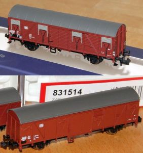 zwei gedeckte Güterwagen der DB 