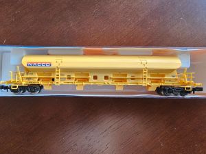 Fünf 4-achsige Schwenkdachwagen Bauart Tads des Waggon-Vermieters "NACCO", eingestellt bei der DB AG