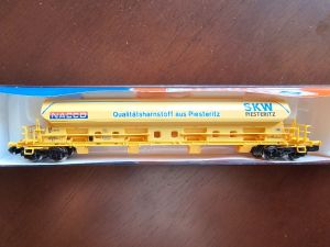 Zwei 4-achsige Schwenkdachwagen Bauart Tads des Vermieters "Nacco" mit Aufschrift "SKW Piesteritz"