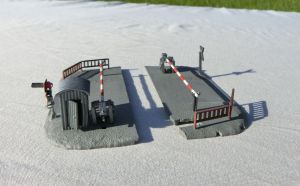 Kleiner Bahnübergang, lackiert.