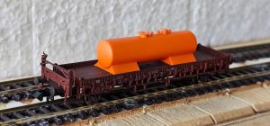 2-achsiger Rungenwagen Bauart Rmso der DB, beladen mit einem Ölkessel