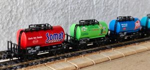  4-tlg. Set 2-achsiger Kesselwagen der Fa. Henkel, eingestellt bei der DB