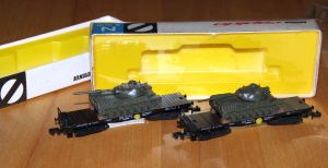 zwei Schwerlastwagen mit Panzer aus den 60er Jahren