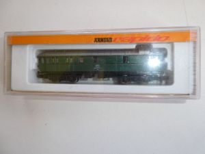 Arnold 3301 Gepäckwagen, Gattung Düe, 4-achsig, dunkelgrün  Gebr./OVP siehe Beschr,