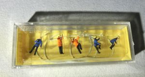 Spur N 9115 Preiser Set "Feuerwehrmänner ", 5 Figuren mit Feuerwehrschlauch in OVP, unbenutzt.