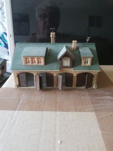 Fahrzeughalle und Bungalow 