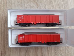 2 offene Güterwagen