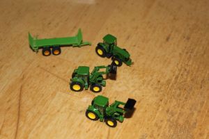 3x  Traktoren John Deere, 1x Joskin Futteranhänger