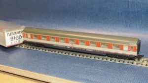 Abteilwagen 1. Kl., Gattung/Bauart Avümz 111, 4-achsig, orangefarben/hellgrau (Pop-Lackierung)