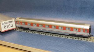 Abteilwagen (Eurofima-Prototyp) 1. Klasse, Gattung/Bauart Awümz 207, 4-achsig, orange-/silberfarben 