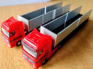 HERPA 065214  Zwei LKWs MB Actros mit Flachbettsattel