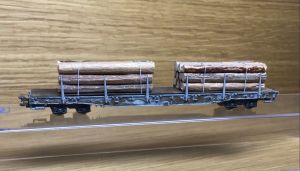 RhB Rungenwagen mit Holzladung
