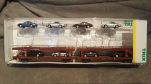 Autotransportwagen Laaeks 553 mit 8 Porsche von Minitrix