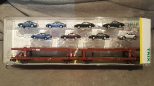 Autotransportwagen Laaeks 553 mit 8 Porsche von Minitrix