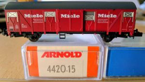 Arnold 4420-15 Ziegelrot/Bräunlicher Güterwagen Gbs 252 "Miele" der DB (Ep. IV)