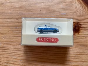 VW Passat und LKWs/Bus