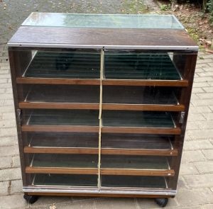 Vitrinenschrank