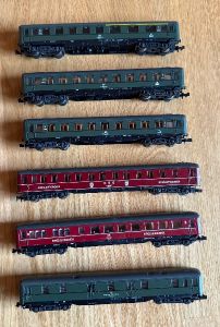 Sechs Schürzenwagen