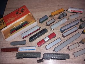 Konvolut Loks und Wagen an Bastler