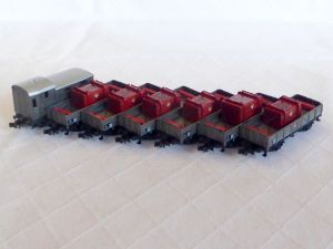 Güterzug 7-teilig, beladen mit Kisten, Handarbeit, aufwendig lackiert, Decals, Top!