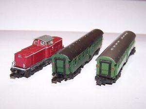 BR211 271-2 mit 2 Personenwagenwagen als Set