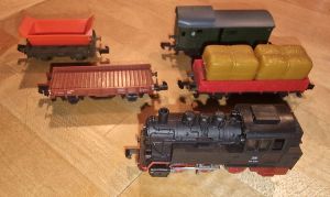 Dampflok BR 80 mit vier Güterwagen