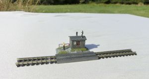 ARNOLD 6420 Gleiswaage, Modell lackiert, Figur, Gr&uuml;n.