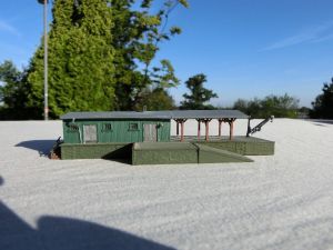 Spur N ARNOLD rapido 0644, G&uuml;terhalle mit Rampe. Modell lackiert, mit Kran. 