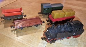 Dampflok BR 80 mit vier G&uuml;terwagen