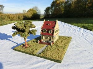 Diorama Faller 2260 Siedlungshaus Gartenstadt, auf Holztafel  17,0 x 12,0 cm.