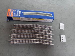 4 Gleise gebogen R= 541mm in Schotter- Holzschwellen