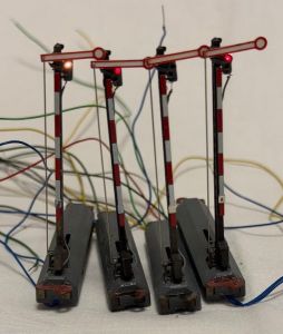 3 x Minitrix Form-Hauptsignal HP0, HP1