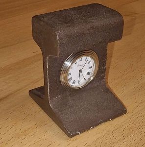 Schienenst&uuml;ck mit Uhr