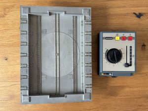 Minitrix 56 6513 00 Dreh- und Schiebebühne mit Steuergerät.